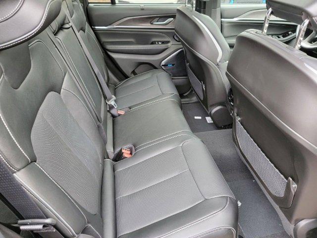 Photo of 2023 Diamond Black Crystal Pearlcoat Jeep Grand Cherokee
