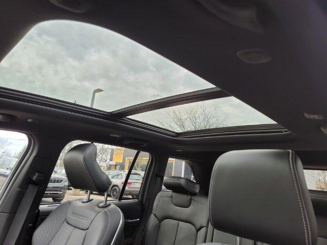 Photo of 2023 Diamond Black Crystal Pearlcoat Jeep Grand Cherokee