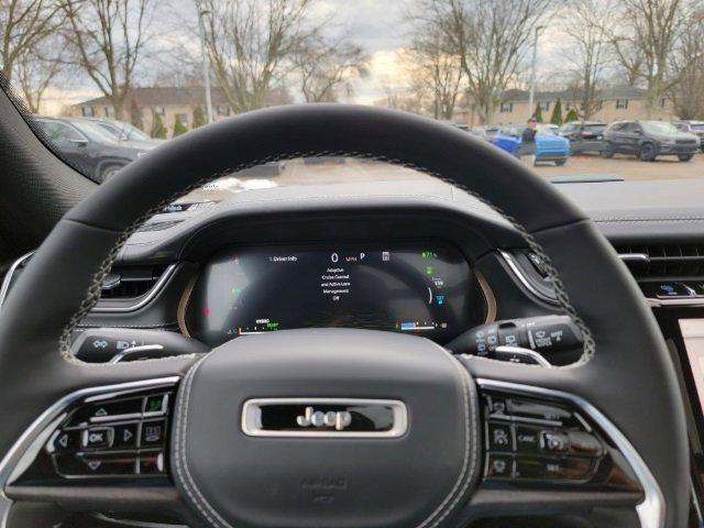 Photo of 2023 Diamond Black Crystal Pearlcoat Jeep Grand Cherokee