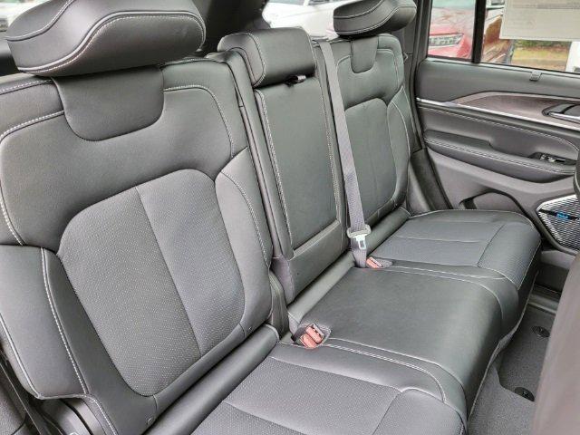 Photo of 2023 Diamond Black Crystal Pearlcoat Jeep Grand Cherokee