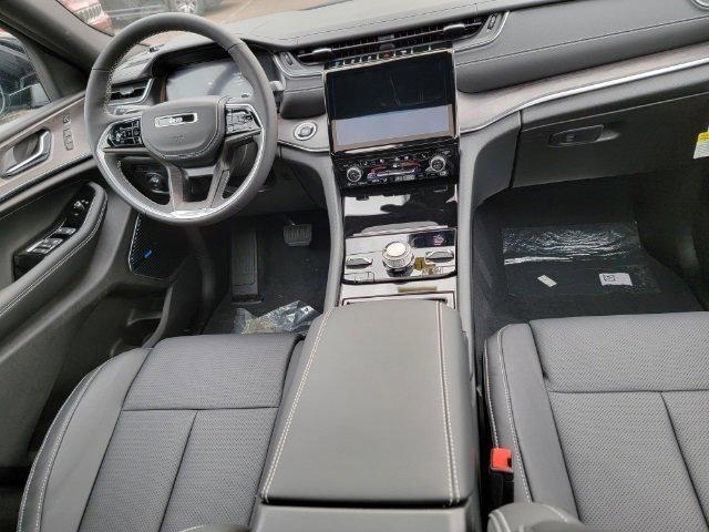Photo of 2023 Diamond Black Crystal Pearlcoat Jeep Grand Cherokee