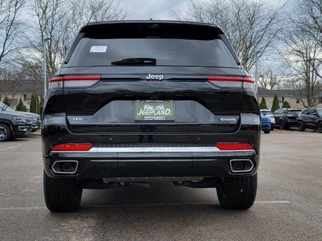 Photo of 2023 Diamond Black Crystal Pearlcoat Jeep Grand Cherokee