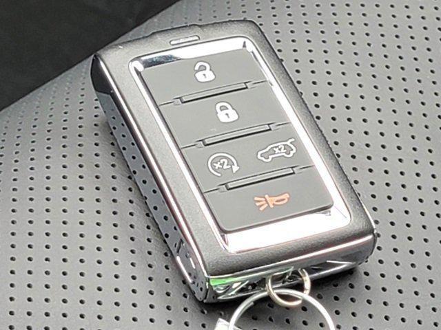 Photo of 2023 Diamond Black Crystal Pearlcoat Jeep Grand Cherokee