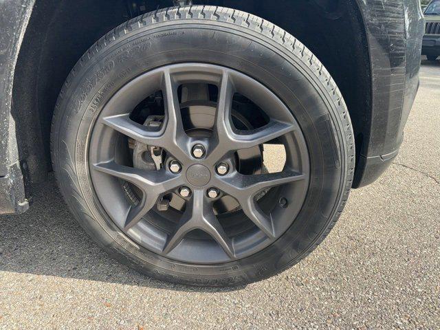 Photo of 2020 Diamond Black Crystal Pearlcoat Jeep Grand Cherokee