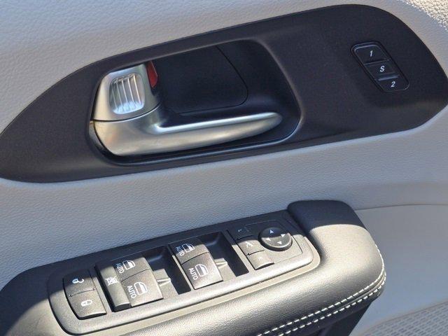 Photo of 2020 Billet Silver Metallic Clearcoat Chrysler Pacifica