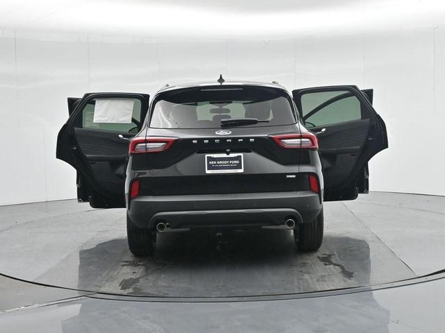 Photo of 2025 Black Metallic Ford Escape