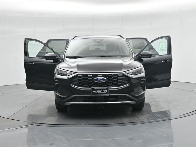 Photo of 2025 Black Metallic Ford Escape
