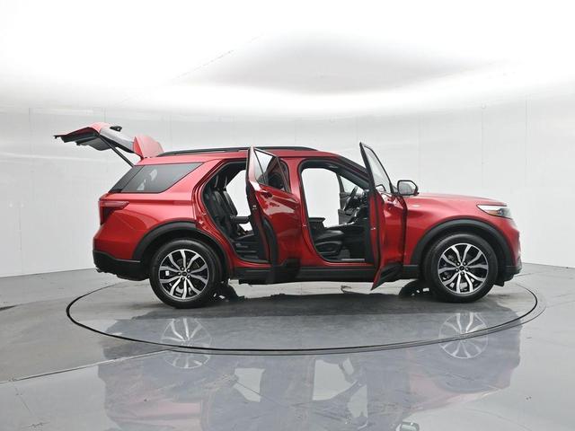 Photo of 2022 Rapid Red Metallic Tinted Clearcoat Ford Explorer