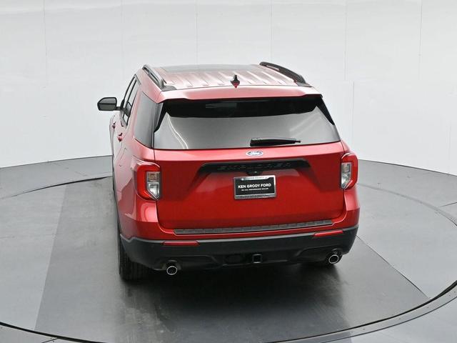 Photo of 2022 Rapid Red Metallic Tinted Clearcoat Ford Explorer
