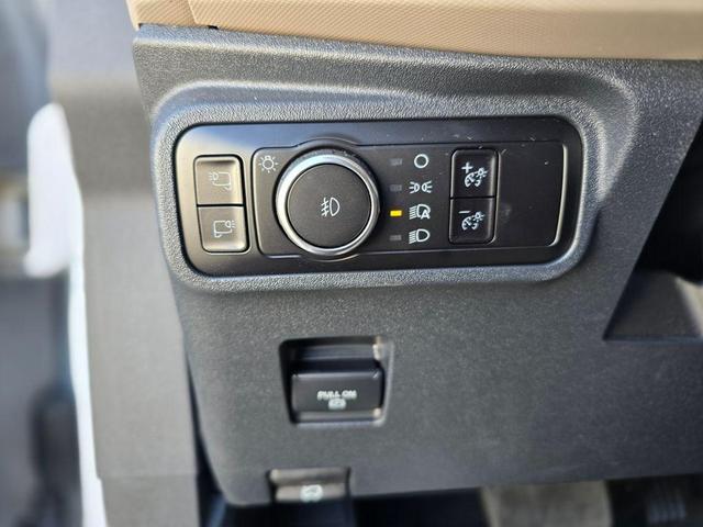 Photo of 2023 Oxford White Ford Bronco