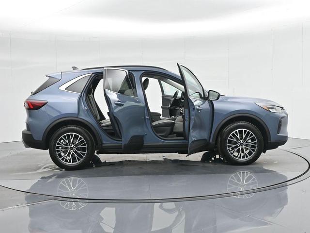 Photo of 2025 Vapor Blue Ford Escape