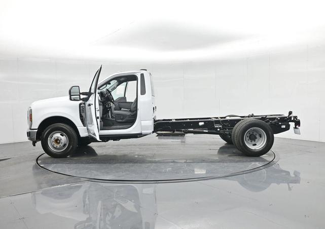 Photo of 2026 Oxford White Ford F-350