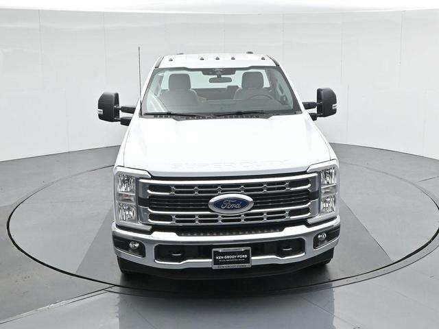 Photo of 2026 Oxford White Ford F-350