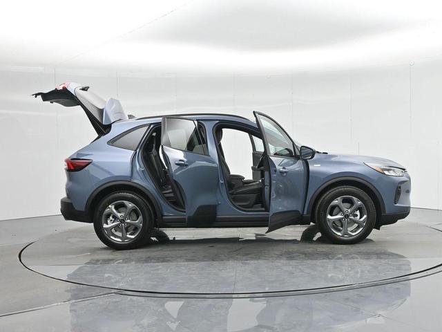 Photo of 2025 Vapor Blue Ford Escape