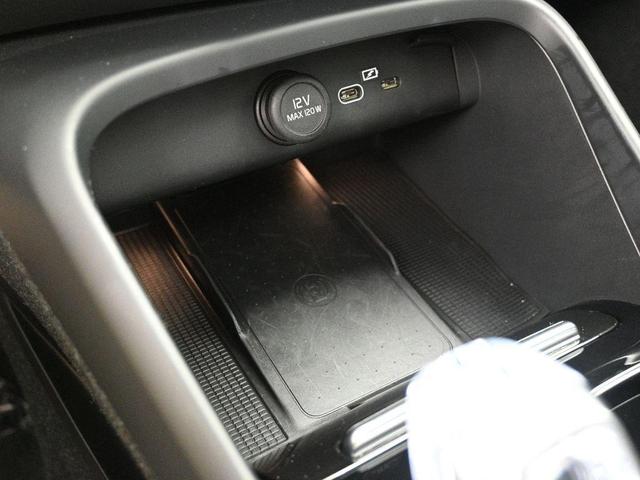 Photo of 2025 Crystal White Pearl Volvo XC40