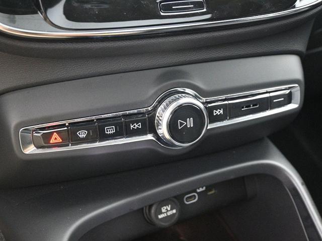 Photo of 2025 Crystal White Pearl Volvo XC40