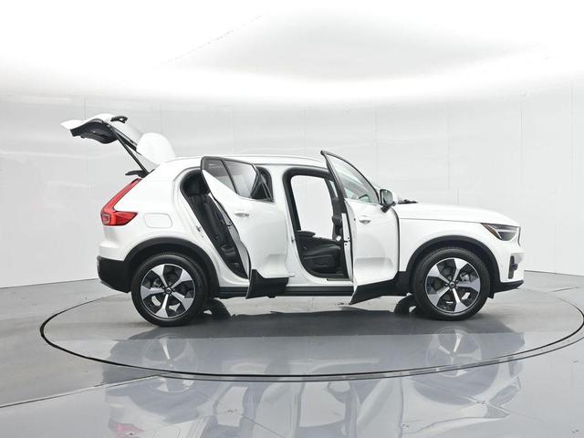 Photo of 2025 Crystal White Pearl Volvo XC40