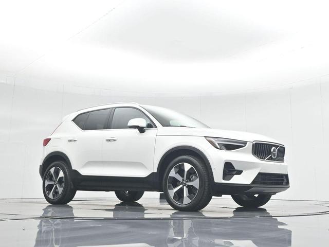Photo of 2025 Crystal White Pearl Volvo XC40