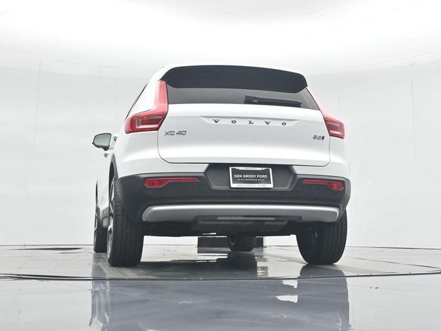 Photo of 2025 Crystal White Pearl Volvo XC40