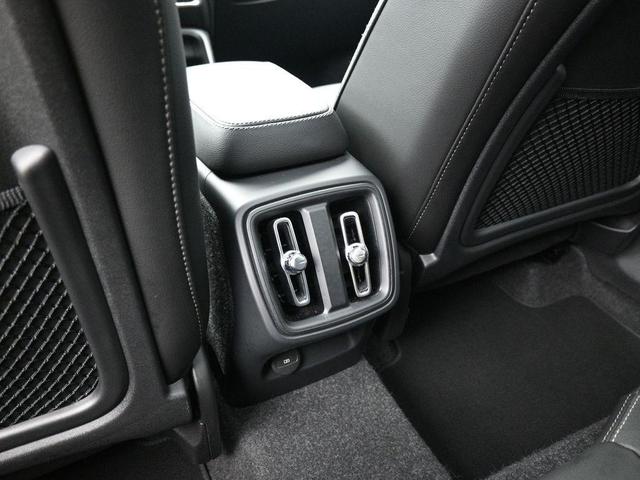 Photo of 2025 Crystal White Pearl Volvo XC40