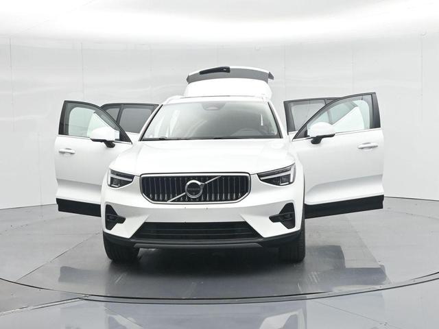 Photo of 2025 Crystal White Pearl Volvo XC40