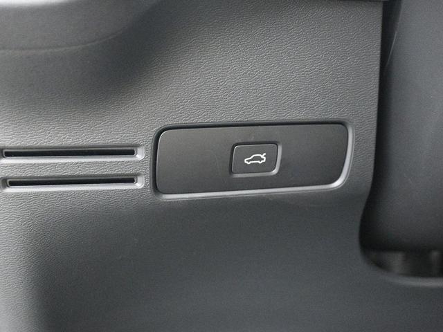 Photo of 2025 Crystal White Pearl Volvo XC40