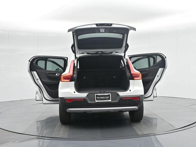 Photo of 2025 Crystal White Pearl Volvo XC40