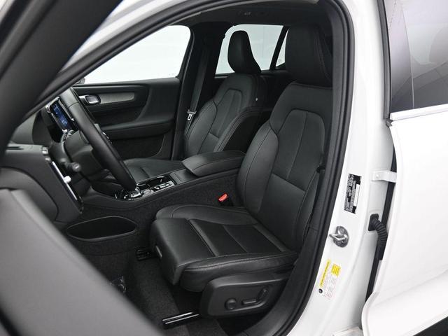 Photo of 2025 Crystal White Pearl Volvo XC40