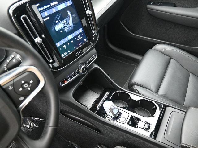 Photo of 2025 Crystal White Pearl Volvo XC40