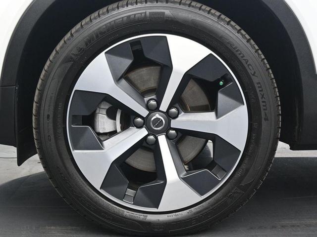 Photo of 2025 Crystal White Pearl Volvo XC40