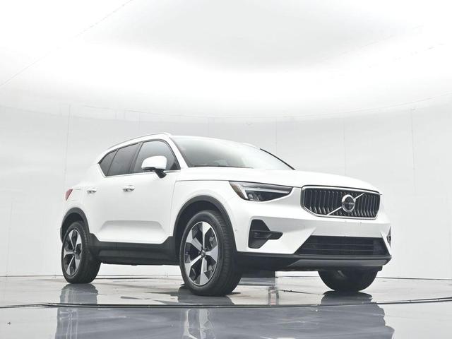 Photo of 2025 Crystal White Pearl Volvo XC40
