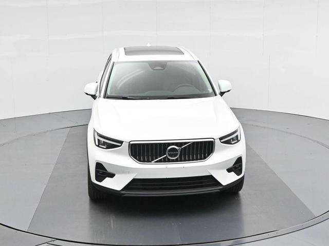 Photo of 2025 Crystal White Pearl Volvo XC40