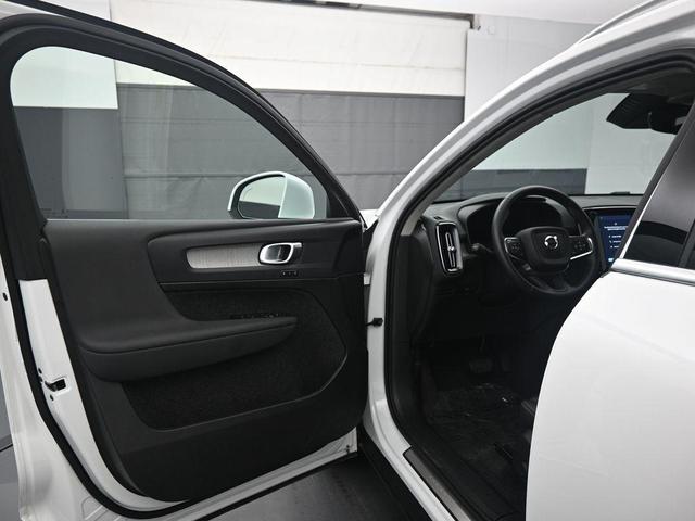 Photo of 2025 Crystal White Pearl Volvo XC40