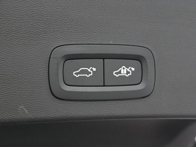 Photo of 2025 Crystal White Pearl Volvo XC40