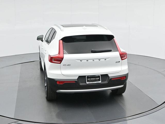 Photo of 2025 Crystal White Pearl Volvo XC40