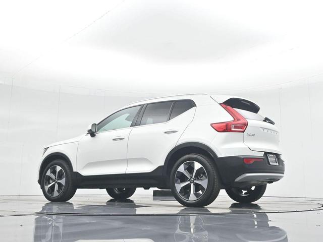 Photo of 2025 Crystal White Pearl Volvo XC40