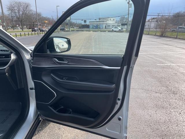 Photo of 2021 Silver Zynith Jeep Grand Cherokee L