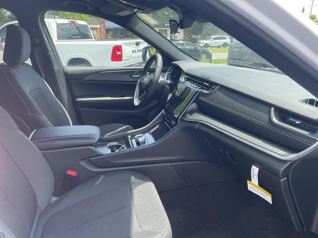 Photo of 2025 Bright White Clearcoat Jeep Grand Cherokee L