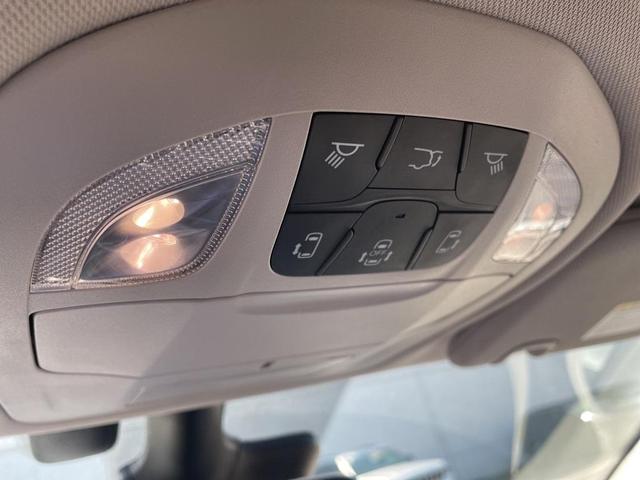 Photo of 2022 Bright White Clearcoat Chrysler Pacifica