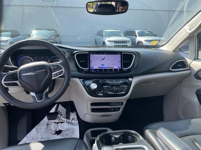 Photo of 2022 Bright White Clearcoat Chrysler Pacifica