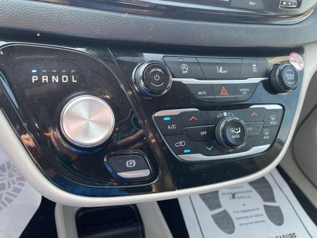 Photo of 2022 Bright White Clearcoat Chrysler Pacifica