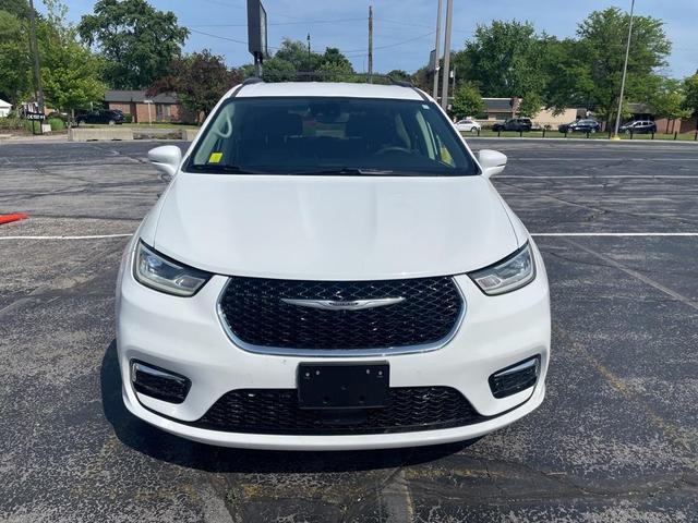 Photo of 2022 Bright White Clearcoat Chrysler Pacifica