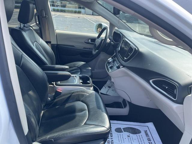 Photo of 2022 Bright White Clearcoat Chrysler Pacifica