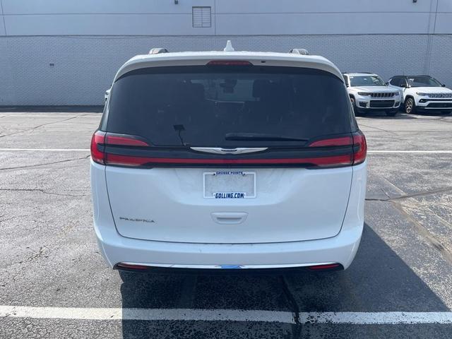 Photo of 2022 Bright White Clearcoat Chrysler Pacifica