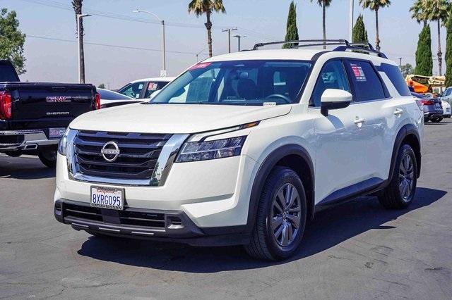 Photo of 2022 White Nissan Pathfinder