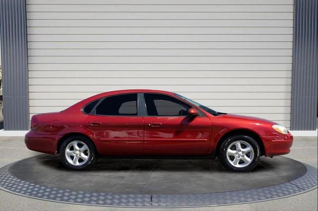 Photo of 2002 Matador Red Clearcoat Metallic Ford Taurus
