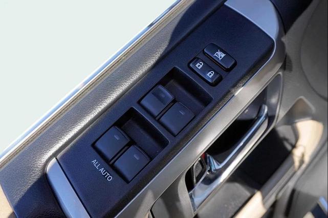 Photo of 2016 Blizzard Pearl Toyota 4Runner
