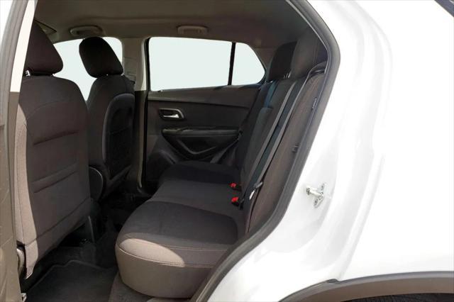 Photo of 2017 White Chevrolet Trax