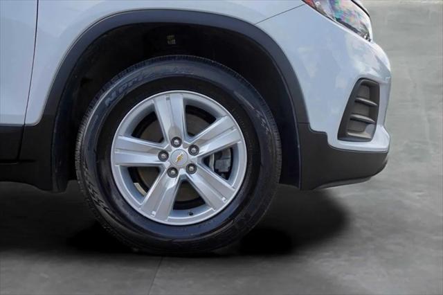 Photo of 2017 White Chevrolet Trax