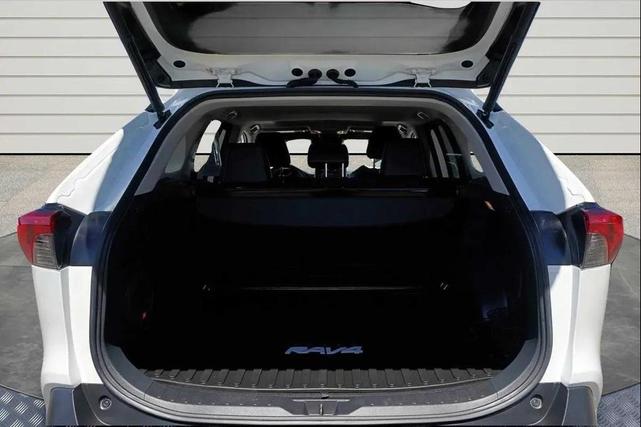 Photo of 2020 Off white Toyota RAV4